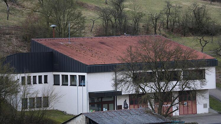 Die Mehrzweckhalle bekommt neue Treppenstufen  Foto: Gerd Schaar
