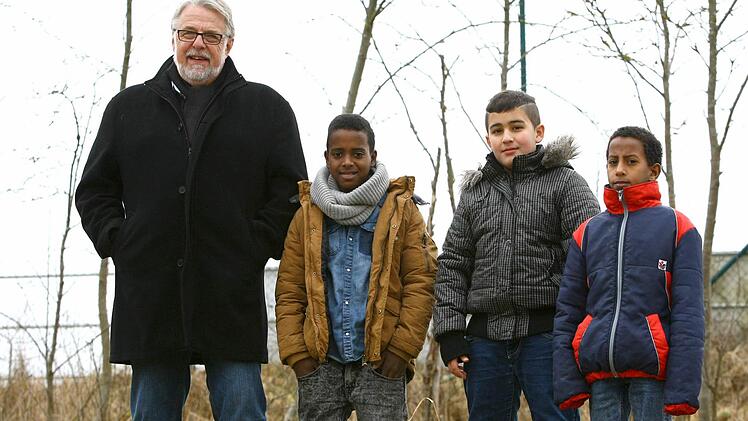 "Mister Toni" rufen die syrischen Flüchtlingskinder ihren ehrenamtlichen Betreuer Toni Steinl. Gemeinsam schauen sie bei Mohamads erstem Spiel für die JFG Plassenburg zu. Von rechts Loukman Faraj, Dani Zaya und Saleh Faraj. Foto: Monika Limmer