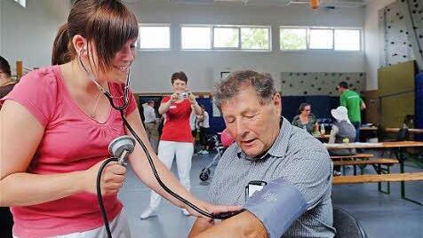 Blutdruck-Messen bei der Caritas