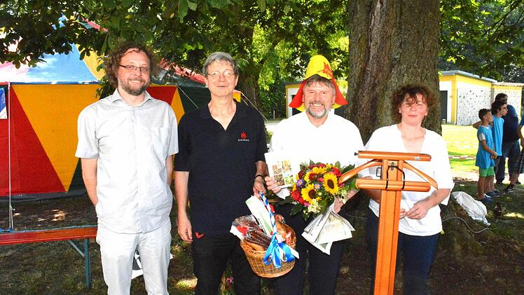 Zum Abschied gab es Präsente: im Bild von links Marcel Pelikan (Leiter des Zentrums), Pater Alfons Blüml, Pater Richard Brütting und Gertrud Schmitt (Mitarbeitervertretung.  Foto: Gerhard Schmidt