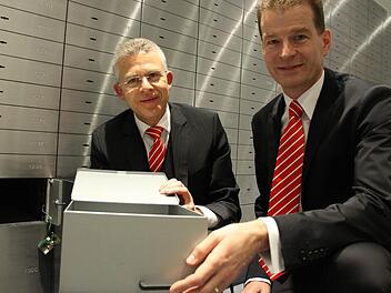 Die Sparkassenvorstände Roland Friedrich (links) und Michael Rendl öffnen im Tresorraum ein Schließfach. Sie wollen Sparer nicht mit Strafzinsen belasten. Foto: Benedikt Borst
