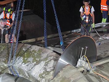 Beim Brückenabbruch lassen die Sägeblätter die Funken fliegen. Foto: Marco Meißner
