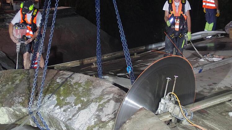 Beim Brückenabbruch lassen die Sägeblätter die Funken fliegen. Foto: Marco Meißner