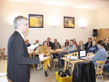 Oberbürgermeister Uwe Kirschstein hörten mehr Stadträte und Stadtbedienstete zu als sonstige Bürger.  Foto. Andreas Oswald