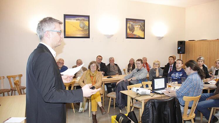 Oberbürgermeister Uwe Kirschstein hörten mehr Stadträte und Stadtbedienstete zu als sonstige Bürger.  Foto. Andreas Oswald