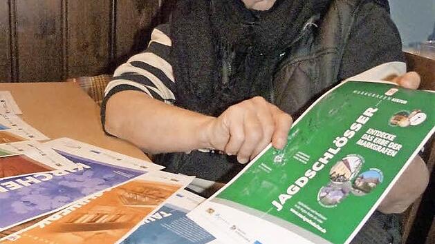 Karla Fohrbeck mit den Entw&uuml;rfen der Plakataktion zur Wiederer&ouml;ffnung des Opernhauses, die von der Bayreuther Werbeagentur Feuerpfeil gestaltet wurden. Fotos: Werner Rei&szlig;aus