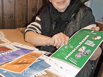 Karla Fohrbeck mit den Entwürfen der Plakataktion zur Wiedereröffnung des Opernhauses, die von der Bayreuther Werbeagentur Feuerpfeil gestaltet wurden. Fotos: Werner Reißaus
