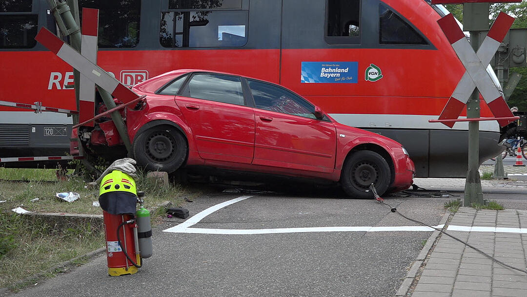 Auto fährt in Roth trotz Warnzeichen auf Gleise und wird von Zug erfasst