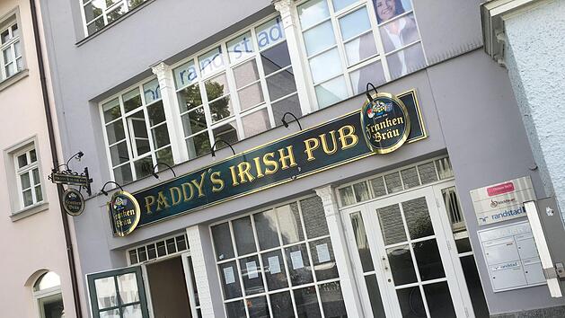 Pub bleibt Pub, aber sonst ändert sich alles: Dort, wo es früher Guinness aus Irland gab, werden künftig regionale Biere aus Franken ausgeschenkt.  Foto: Jochen Berger
