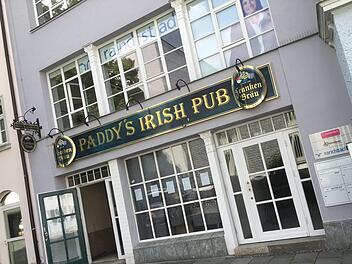 Pub bleibt Pub, aber sonst ändert sich alles: Dort, wo es früher Guinness aus Irland gab, werden künftig regionale Biere aus Franken ausgeschenkt.  Foto: Jochen Berger