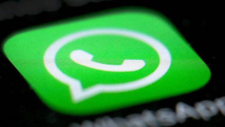 Über den Messengerdienst WhatsApp werden derzeit Falschmeldungen im Mantel einer polizeilichen Warnung verschickt. Foto: Martin Gerten / dpa