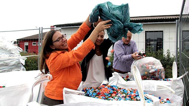 Manuela Eurich und Julia Hartung brachten  Hendrik Seegebarth 10&nbsp;500 Deckel.Richard S&auml;nger