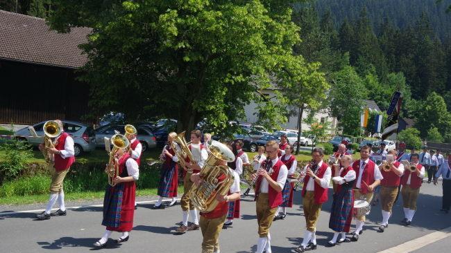 Der gro&szlig;e Festumzug bildete den H&ouml;hepunkt des 125-j&auml;hrigen Jubil&auml;ums der FFW Gifting. Foto: Heike Sch&uuml;lein