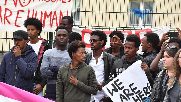 200 Menschen demonstrierten am Samstag, 23. Juni, gegen die Aufnahmeeinrichtung Oberfranken. Foto: Ronald Rinklef