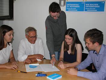 Diese Schüler bereuen es nicht, ihre Freizeit in ein Schülerseminar zu investieren. Sie sind überzeugt, dass dies für ihre berufliche Entscheidung hilfreich ist. Mit im Bild der Geschäftsführer des CIK, Thomas Kneitz Foto: Veronika Schadeck