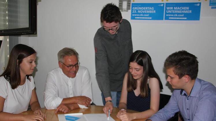 Diese Schüler bereuen es nicht, ihre Freizeit in ein Schülerseminar zu investieren. Sie sind überzeugt, dass dies für ihre berufliche Entscheidung hilfreich ist. Mit im Bild der Geschäftsführer des CIK, Thomas Kneitz Foto: Veronika Schadeck