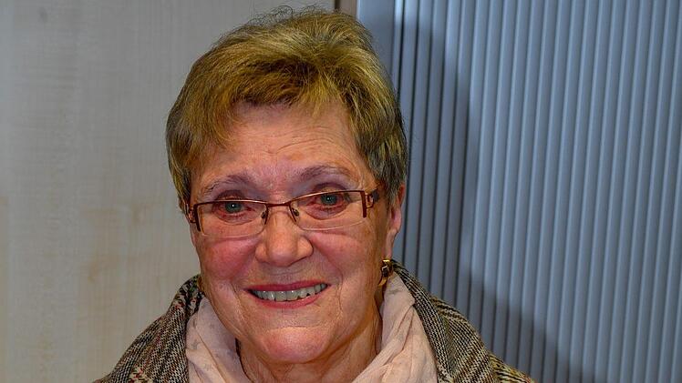 Roswitha Wagner pr&auml;sentiert die TauschobjekteFoto: Ronald Rinklef