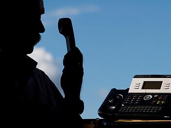 Vorsicht ist geboten, wenn Anrufer am Telefon nach persönlichen Daten fragen. Sparkassen- oder Bankmitarbeiter tun das niemals, betont die Sparkasse Coburg-Lichtenfels. Julian Stratenschulte/dpa