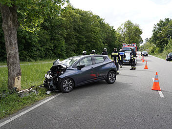 Auto kracht gegen Baum