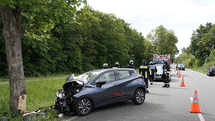 Auto kracht gegen Baum