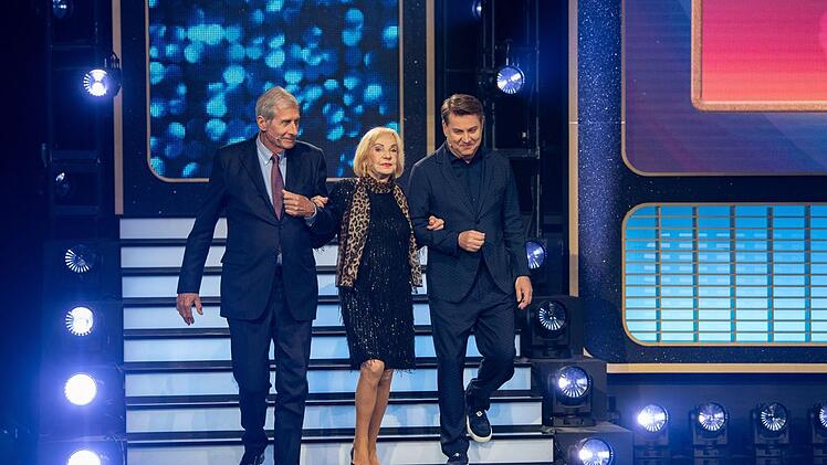Legenden einer legendären Sendung: "Tagesschau"-Chefsprecher Jens Riewa (61) und "Tagesthemen"-Ikone Ulrich Wickert (82) geleiteten Dagmar Berghoff (82), die erste "Tagesschau"-Sprecherin ins Studio.