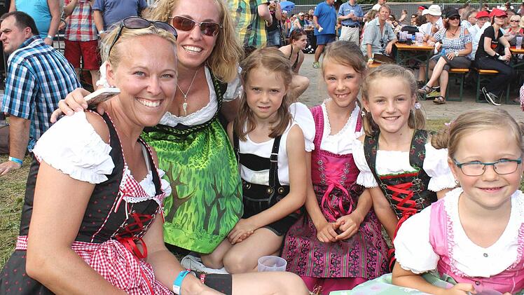 Aus dem Schwarzwald kam diese Gruppe mit Gabi Bachmann (links) angereist, einfach "weil uns die Dorfrocker so gefallen." Auch die Kinder Laura, Celina, Vivien, Sophie und Freundin Gabi freuen sich.