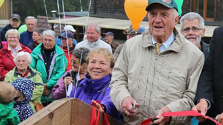 Josef Dorsch durchschneidet bei der Spielplatzeinweihung das rote Band. Foto: Gerd Schaar