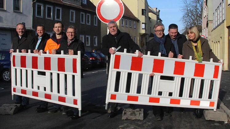 Sie machen den Weg frei am Oberen Bürglaß (von links): Stefan Schneidawind, Heiko Baumann, Ivan Boiko, Berthold Lendner, Oberbürgermeister Norbert Tessmer, Gerhard Knoch, Bernhard Slotta und Zweite Bürgermeisterin Birgit Weber. Foto: Helke Renner