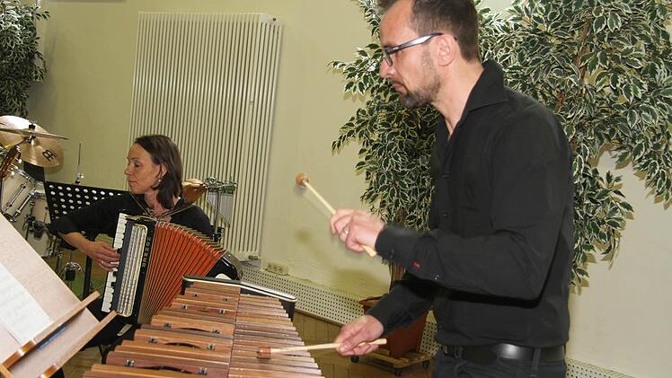 Osteuropäische Volksmusik kann ganz schön mitreißend sein, Das bewiesen Karsten Friedrich (Xylophon) und Tanja Schaller (Akkordeon) Foto: Sonny Adam