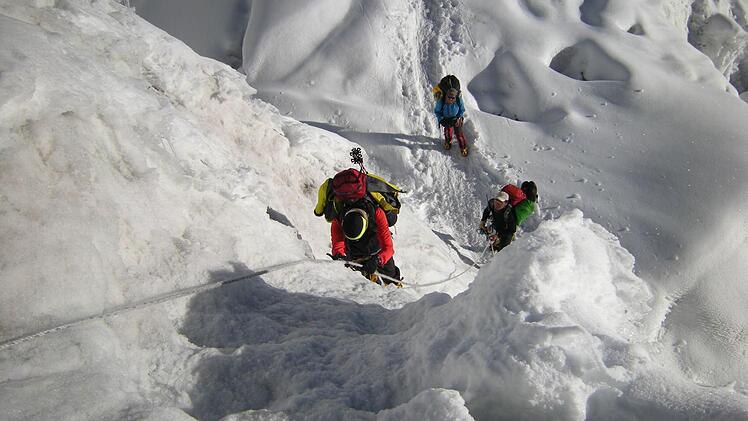 Stefan Diez auf der Kletterpassage zwischen Lager 1 und 2.Foto: Gebrüder Diez