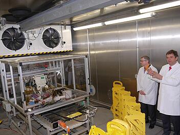 Vollgestopft mit moderner Technik: Der neue Hochvolt-Klimaprüfstand, dessen Funktionsweise Rainer Sonneberger (rechts) gerade erläutert, ist in der Automobilbranche noch einzigartig. Foto: Berthold Köhler