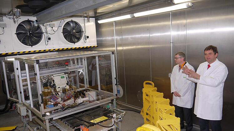 Vollgestopft mit moderner Technik: Der neue Hochvolt-Klimaprüfstand, dessen Funktionsweise Rainer Sonneberger (rechts) gerade erläutert, ist in der Automobilbranche noch einzigartig. Foto: Berthold Köhler