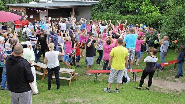 Beim t&uuml;rkischen Tanz holten die Kinder die Erwachsenen mit dazu.  Foto: Martina Gundel