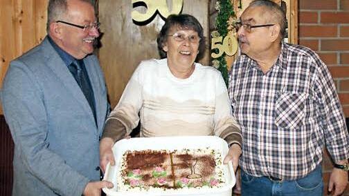 Bürgermeister Friedrich Gleitsmann sowie Anna und Roland Nachtigal mit der Jubeltorte Foto: Johanna Blum