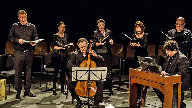Martin Trepl, Luise Hecht, Johannes Keltsch, Stefanie Ernst, Tomoko Yasumura, Sascha Mai und Lorenzo Da Rio (von links) konzertierten in der Reithalle. Foto: Jochen Berger