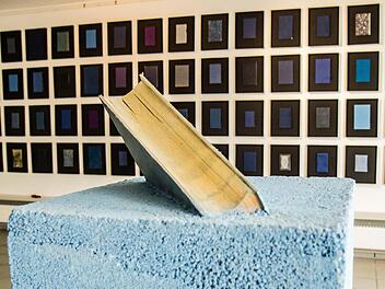 Dietmar Pfisters "Blaues Buch" vor der "Blauen Buchwand" im Studio des Kunstvereins Coburg. Foto: Jochen Berger