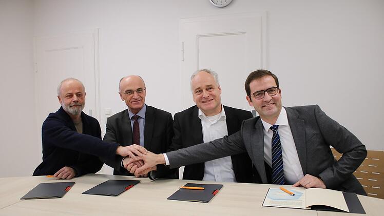 Sie haben das Projekt "Mensch inklusive" im Landkreis Haßberge vorangebracht und nun mit einem unbefristeten Kooperationsvertrag zu einer festen Bildungs- und Arbeitsinstitution im Landkreis Haßberge erklärt (von links): Bernd Hermann (Mitglied im Vorstand der Lebenshilfe Haßberge), Landrat Wilhelm Schneider, Martin Groove (Geschäftsführer der Lebenshilfe Schweinfurt) und Marx-Martin Deinhard (stellvertretender Hauptgeschäftsführer der IHK Würzburg-Schweinfurt).Johanna Eckert
