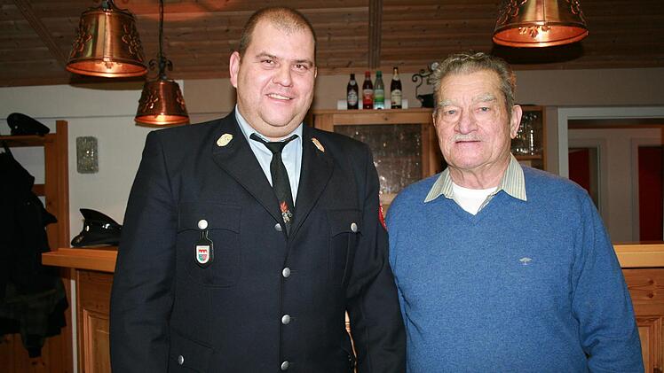 Frank Ziegler (links) ist 25 Jahre, Weiprecht Wehner stolze 60 Jahre beim Premicher Feuerwehrverein. Fotos: Gabriele Sell