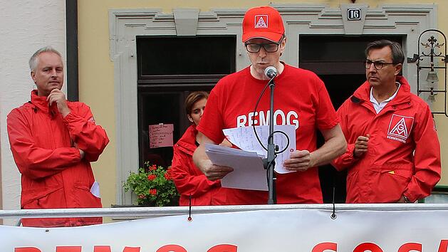 Kundgebung im August: Remog-Betriebsratsvorsitzender Edgar Schneider (Mitte), zusammen mit IG-Metall-Gewerkschaftssekretär Jens Öser (links) und dem Ersten Bevollmächtigten der IG Metall, Edgar Kippes (rechts). Archiv Dieter Britz