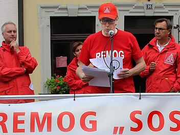 Kundgebung im August: Remog-Betriebsratsvorsitzender Edgar Schneider (Mitte), zusammen mit IG-Metall-Gewerkschaftssekretär Jens Öser (links) und dem Ersten Bevollmächtigten der IG Metall, Edgar Kippes (rechts). Archiv Dieter Britz