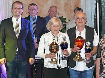 Die Pokale für die drei besten Teams der Gruppe 1 nahmen (vorne, von links) Angelika Drabe (Schnitzgögger), Norbert Strobel (KC Herlas) und Heike Stenglein (Bandlschieber) in Empfang. Dahinter (von links) Achim Ruß, Peter Laaber, Ralf Hartnack, Stefan Schneider, Michael Pöhlmann und Werner Spindler Foto: B. Wunder