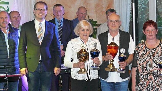 Die Pokale für die drei besten Teams der Gruppe 1 nahmen (vorne, von links) Angelika Drabe (Schnitzgögger), Norbert Strobel (KC Herlas) und Heike Stenglein (Bandlschieber) in Empfang. Dahinter (von links) Achim Ruß, Peter Laaber, Ralf Hartnack, Stefan Schneider, Michael Pöhlmann und Werner Spindler Foto: B. Wunder
