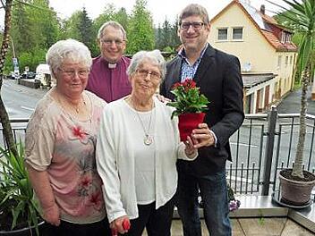 Karin Strietzel freute sich über die Glückwünsche von stv. VdK-Ortsvorsitzender Gisela Mertel (li.), Pfarrer Christoph Teille und Zweitem Bürgermeister Michael Bohl. Foto: Dieter Wolf