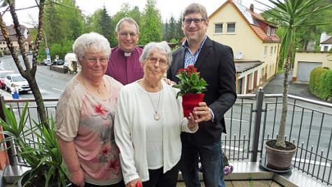 Karin Strietzel freute sich über die Glückwünsche von stv. VdK-Ortsvorsitzender Gisela Mertel (li.), Pfarrer Christoph Teille und Zweitem Bürgermeister Michael Bohl. Foto: Dieter Wolf