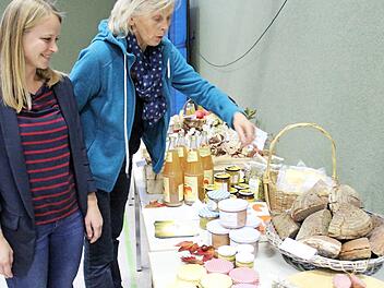 Auf reges Interesse und gro&szlig;en Zuspruch stie&szlig; die Pr&auml;sentation von Lebensmitteln aus heimischer Produktion. Den Besuchers eines Informationsabends zum Thema Dorfladen in Pettstadt lief da schon mal das Wasser im Mund zusammen.  Foto: Werner Baier