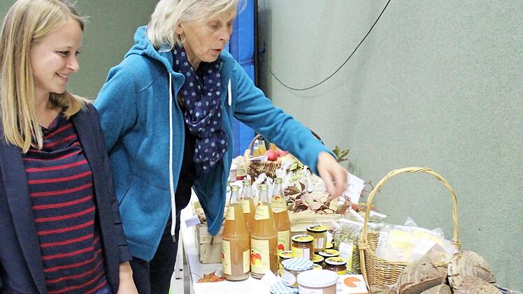 Auf reges Interesse und gro&szlig;en Zuspruch stie&szlig; die Pr&auml;sentation von Lebensmitteln aus heimischer Produktion. Den Besuchers eines Informationsabends zum Thema Dorfladen in Pettstadt lief da schon mal das Wasser im Mund zusammen.  Foto: Werner Baier