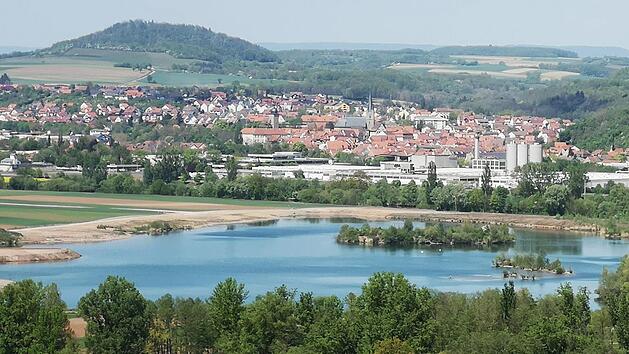 Direkt am Main liegt das aktuelle Abbaugebiet der Firma Dotterweich, zu erkennen als Baggersee. Links davon hätte sich die neue, die beantragte Ausbeutefläche angeschlossen. Im Hintergrund ist Zeil zu sehen. rn