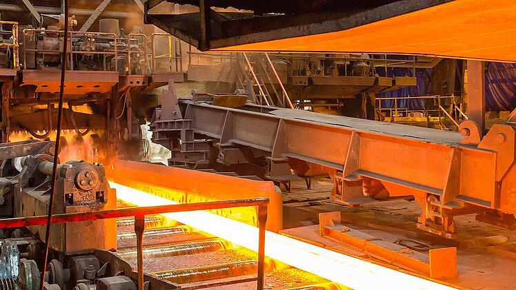 Insbesondere energieintensive Industrien wie z.B. die Stahlbranche verbrauchen rund um die Uhr viel Strom.