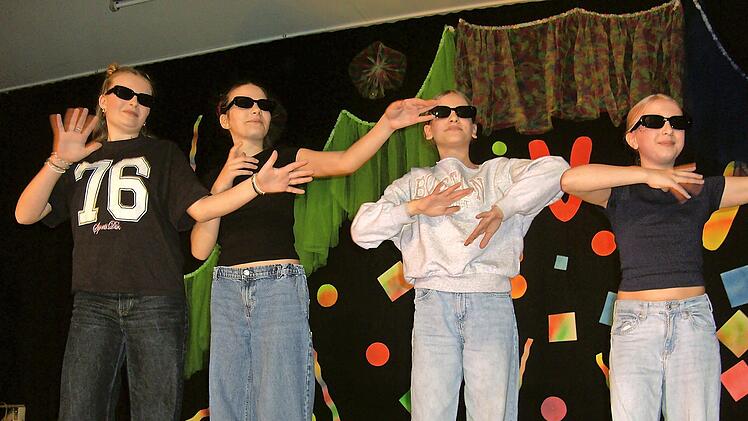 Vier Teenager im Handyfieber, von links Mia Sell, Leticia Luse, Elisa Luse und Lea Wagner.