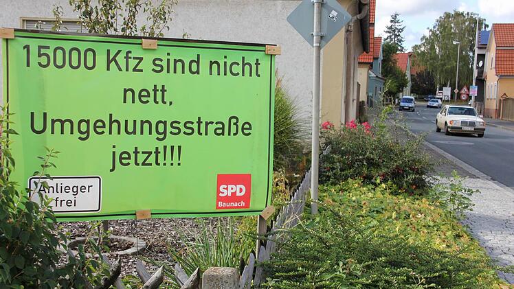 In Baunach weist dieses Plakat auf die Verkehrsbelastung in der Stadtmitte hin.